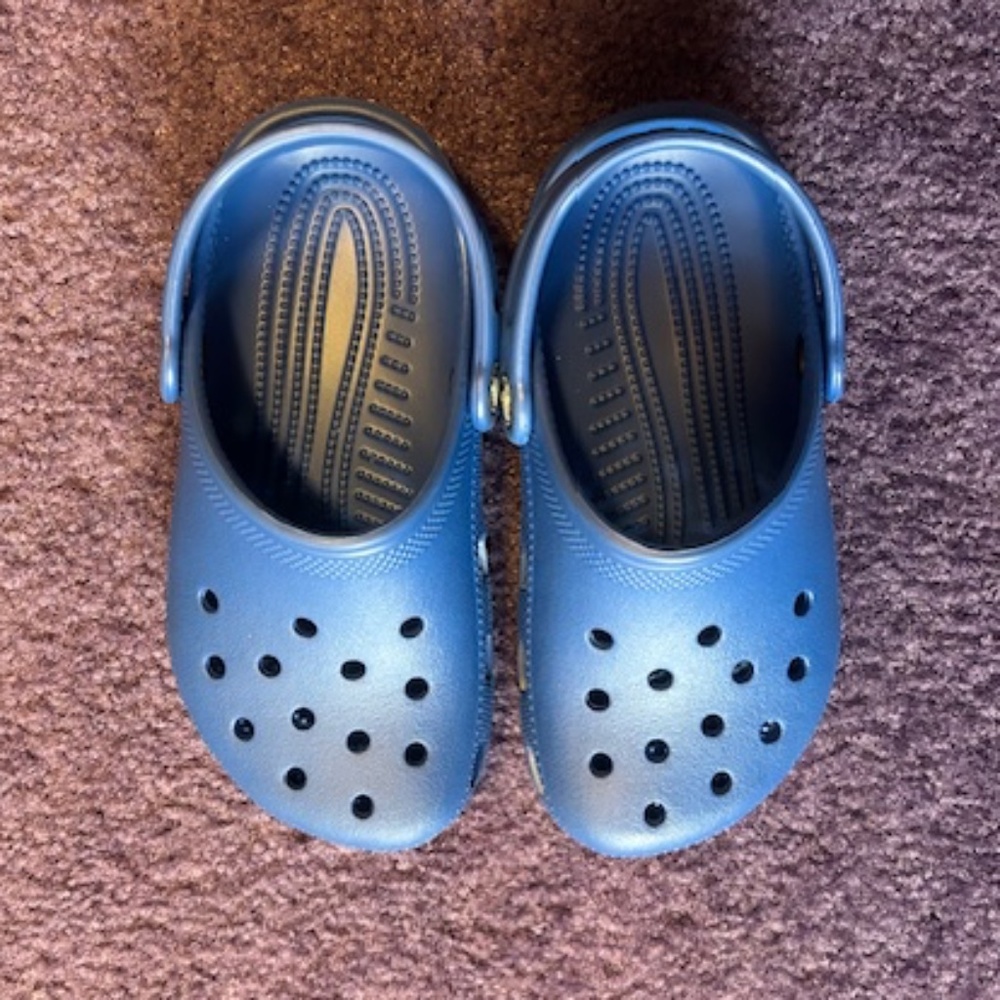 CROCS Kids unisex classic blue clogs - Blue Bolt - Kids size 1 - Picture 2 of 5